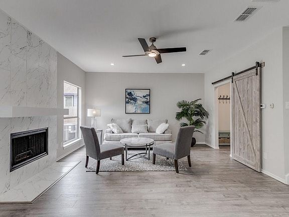 3rd image of 1806 Parkwood Dr