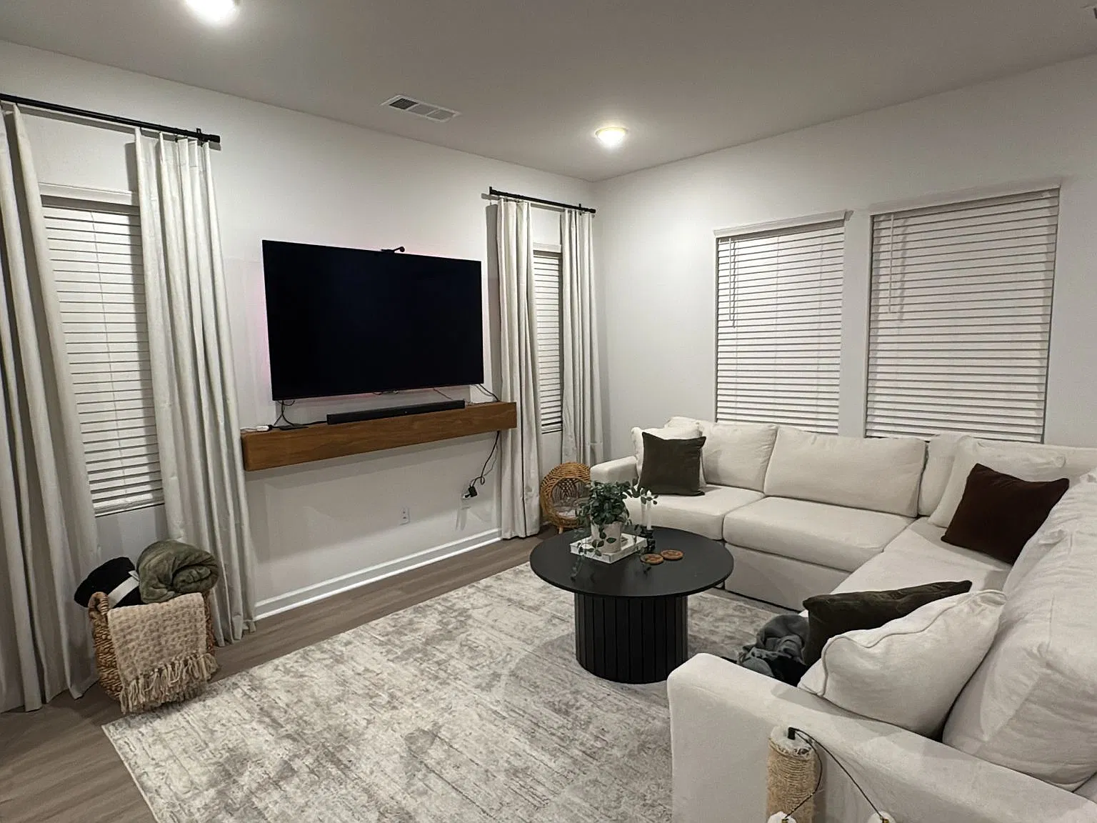 3 bed, 2.5 bath, 1487 sqft, $2,400 — Photo 2
