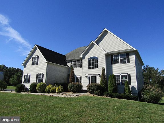 4th image of 13 Bradford Ln