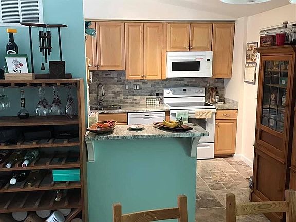 Breakfast bar from dining rm