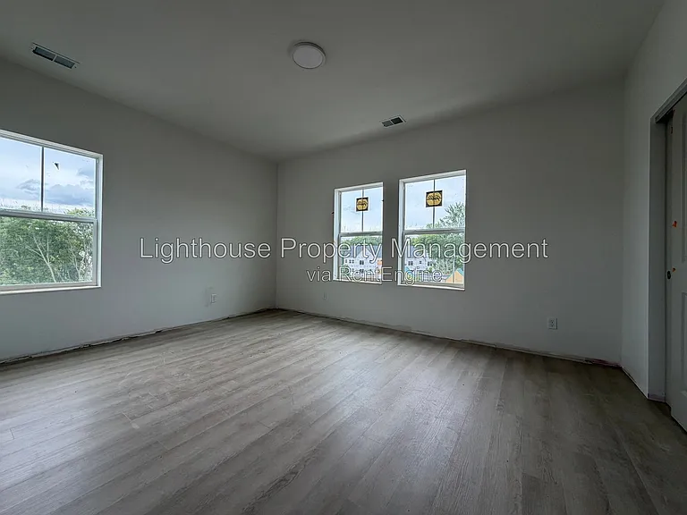 Riverbend Flats Apartments — Photo 72