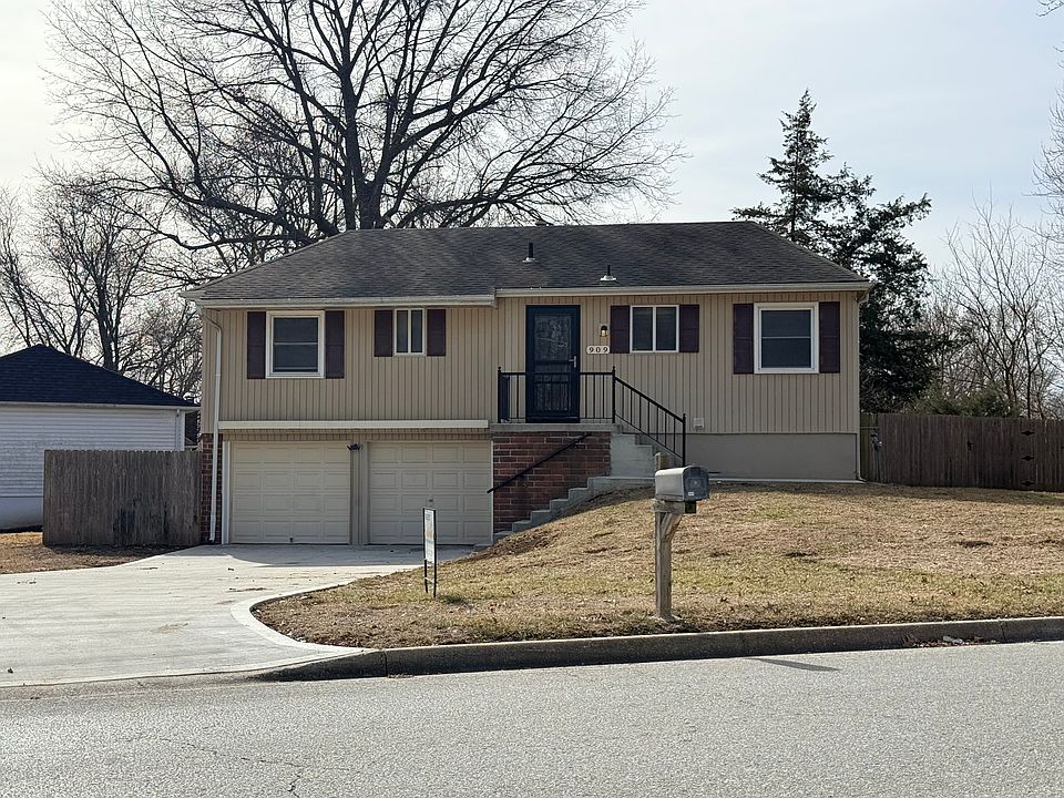 1st image of 909 NW Castle Dr
