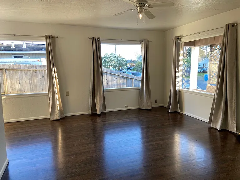 4055 Williams St — Photo 2