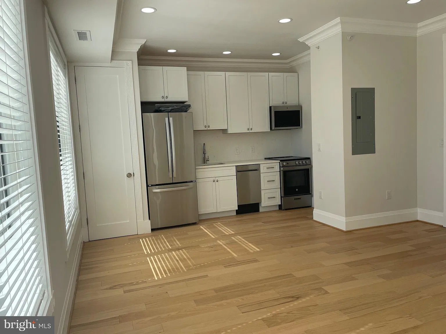 1 bed, 1.0 bath, 300 sqft, $1,800 — Photo 2
