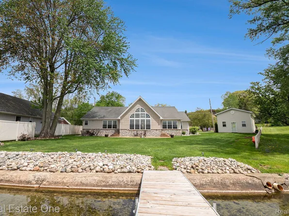 1171 N Shore Dr, Springport, MI 49284