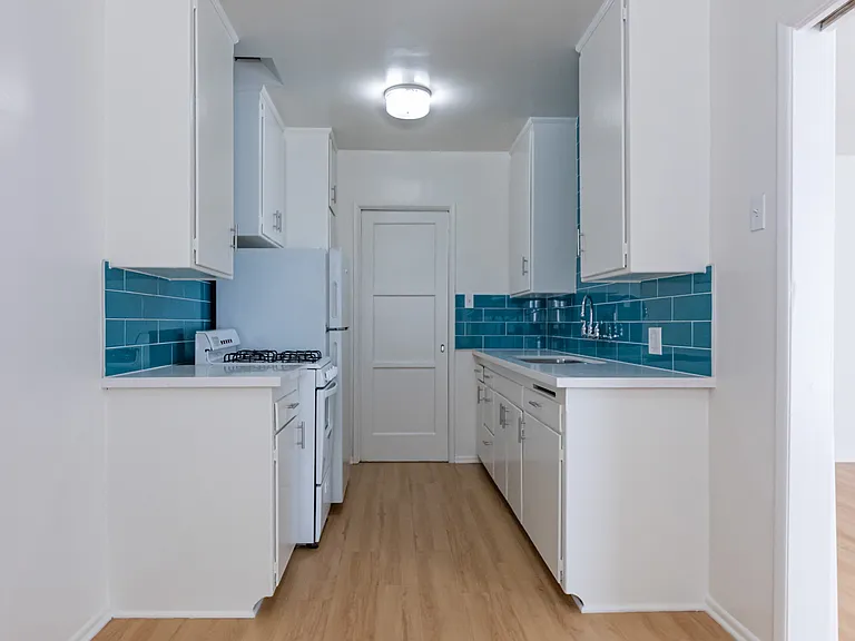 Gayley Manor Apartments — Photo 39