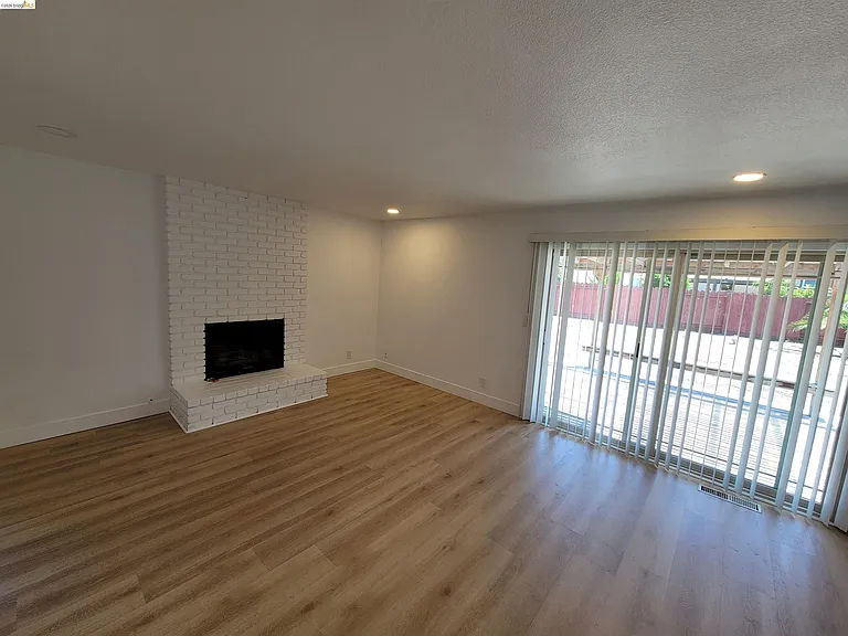 2210 Sierra Ct — Photo 9