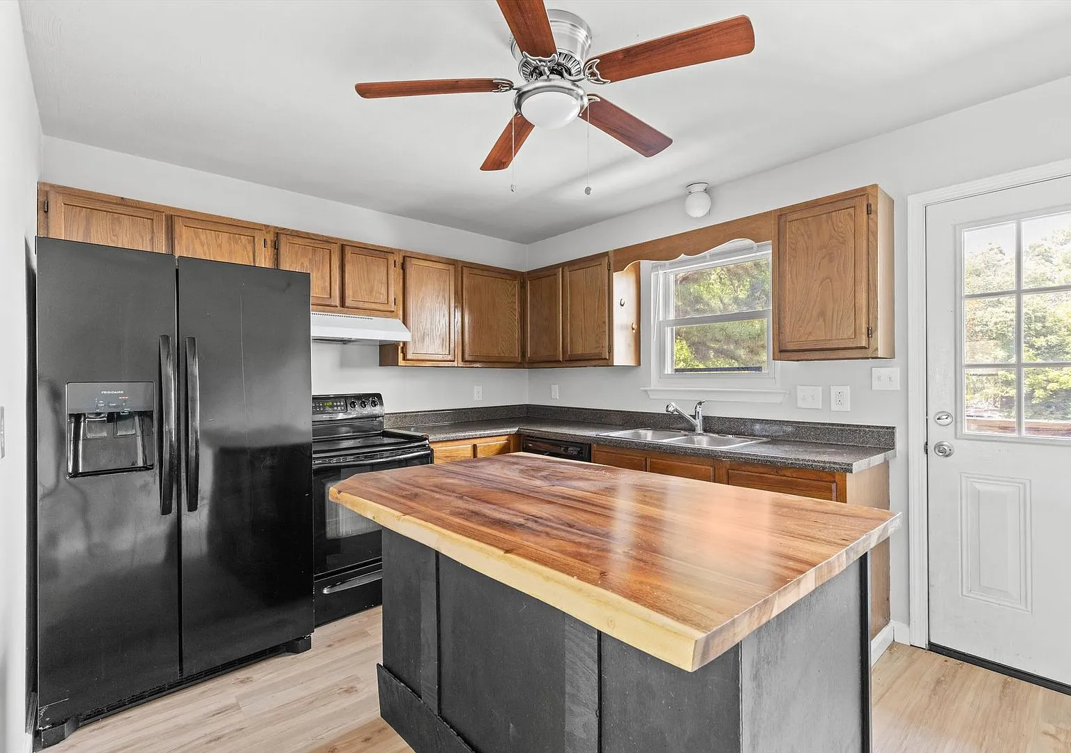 Coastal Convenience Meets Everyday Comfort in Ocean View! 2BR,2.5BA Condo available September 23! — Photo 3