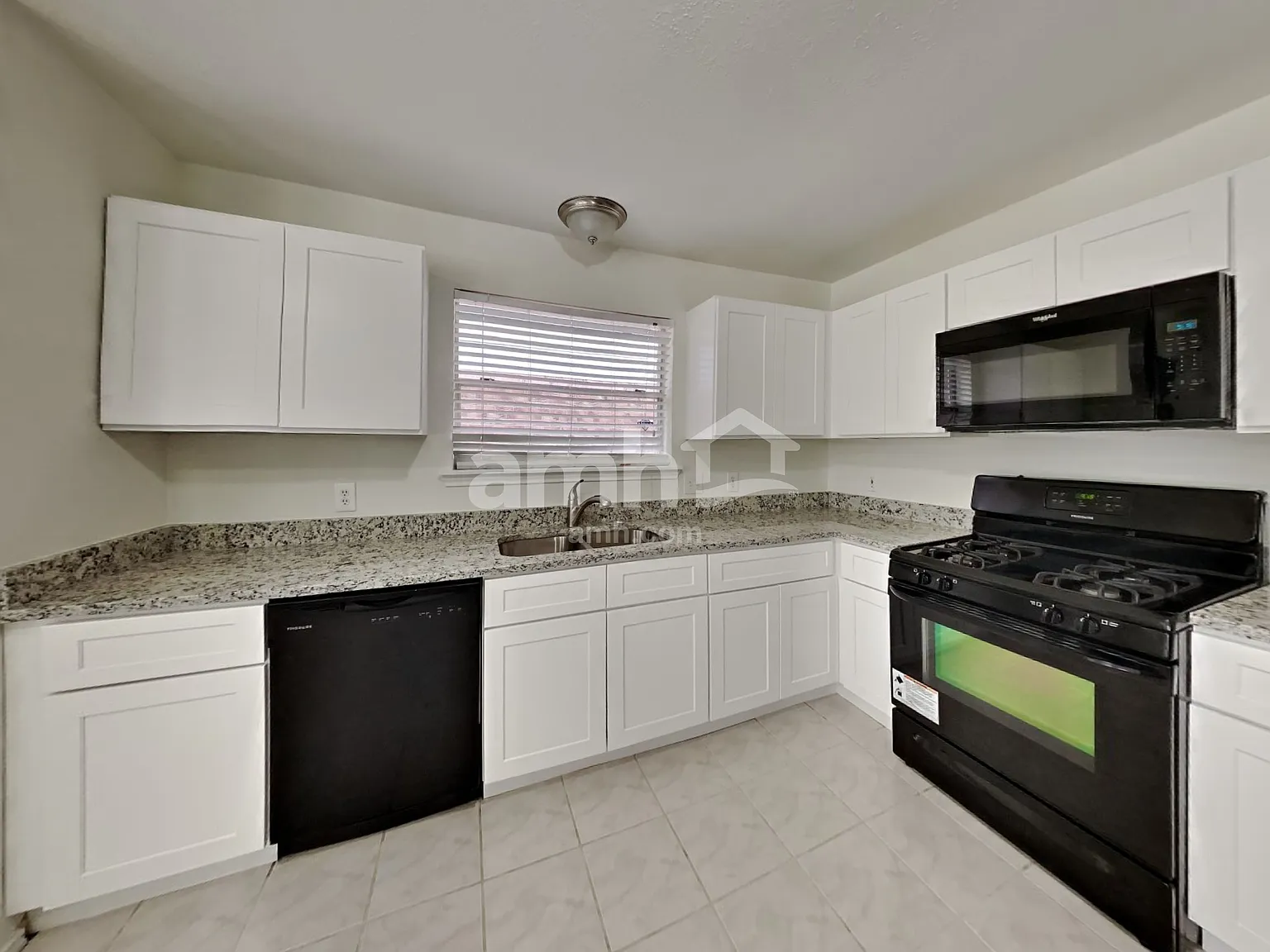 3 bed, 2.5 bath, 1801 sqft, $2,085 — Photo 3