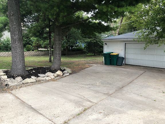 4th image of 1321 N Hickory Ave