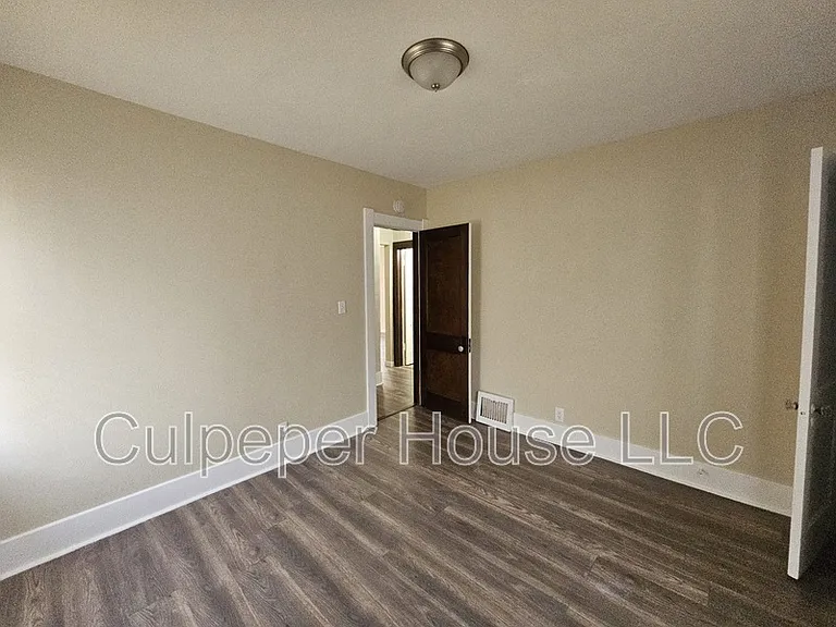1046 Slater St — Photo 9