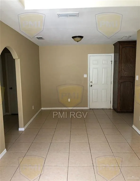 2 bed, 2.0 bath, 3840 sqft, $925 — Photo 3