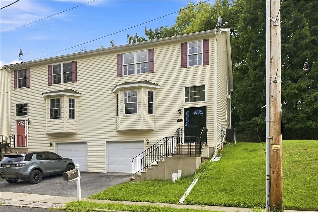 3 bed, 2.5 bath, 2092 sqft, $2,800 — Photo 1