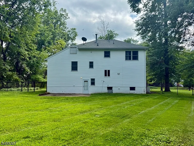 4 bed, 2.0 bath, $6,200 — Photo 2