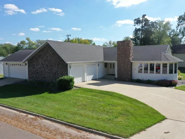 204 E 6th Ave, Groton City, SD 57445