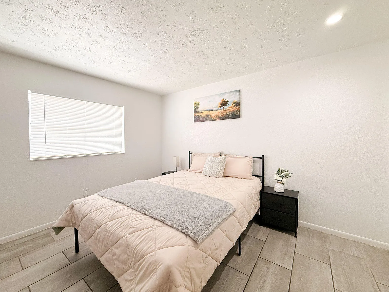 2 bed, 1.0 bath, 720 sqft, $1,113 — Photo 2
