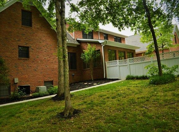 4th image of 1804 Stonehaven Dr #1