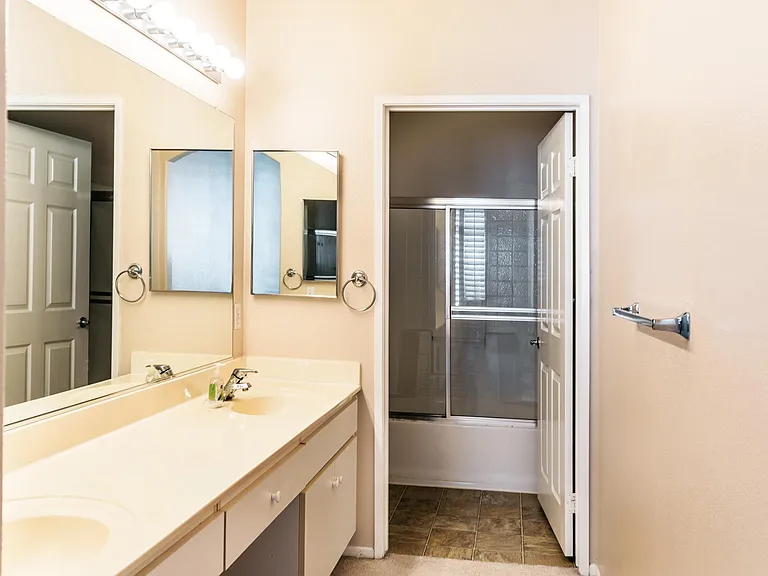 Dual sinks in master bath
