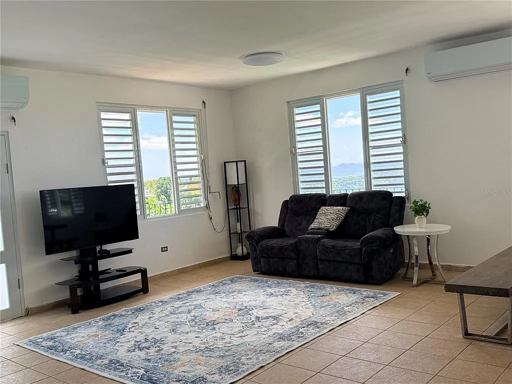 3 bed, 2.0 bath, 2273 sqft, $2,000 — Photo 3