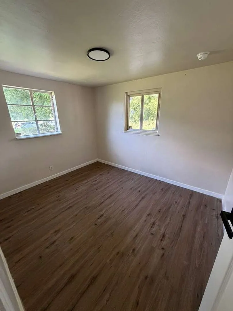 Spacious 4BR House in Pittsburgh, Section 8 Considered!! — Photo 2