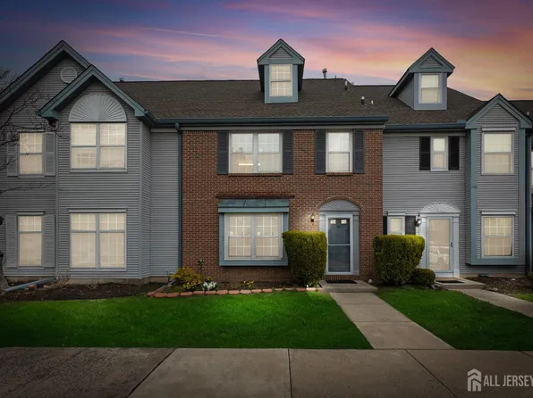 76 Lynnette Ct S, Kendall Park, NJ 08824
