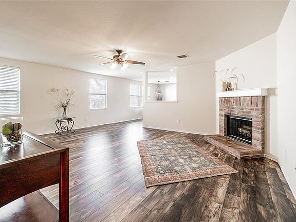 4th image of 2652 Shorewood Dr