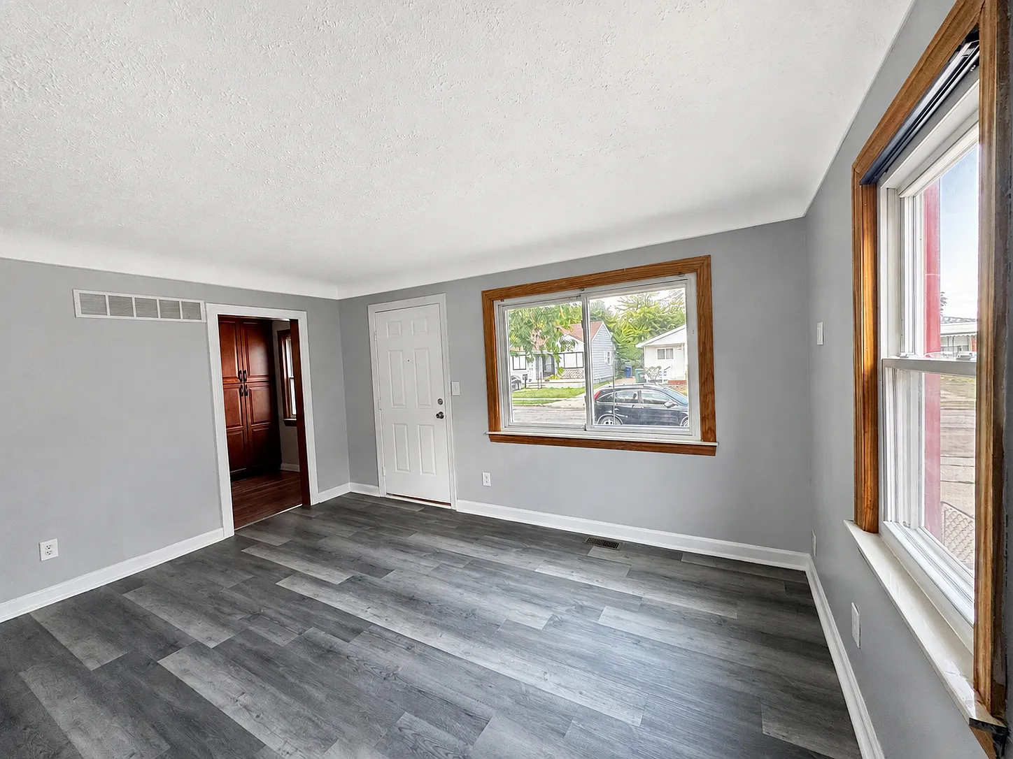 3 bed, 1017 sqft, $1,599 — Photo 2