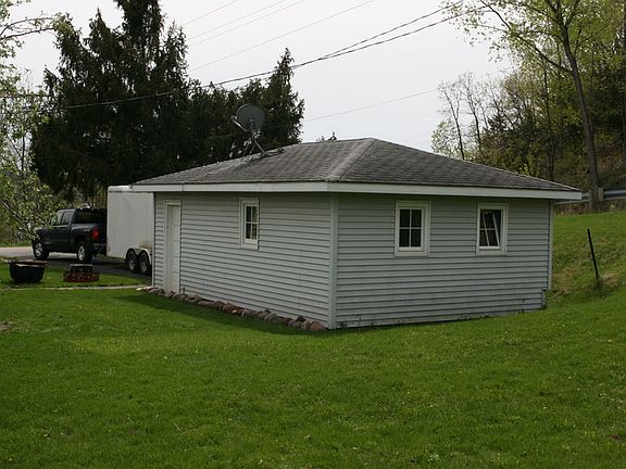 Detached 1 and 1/2 car garge.