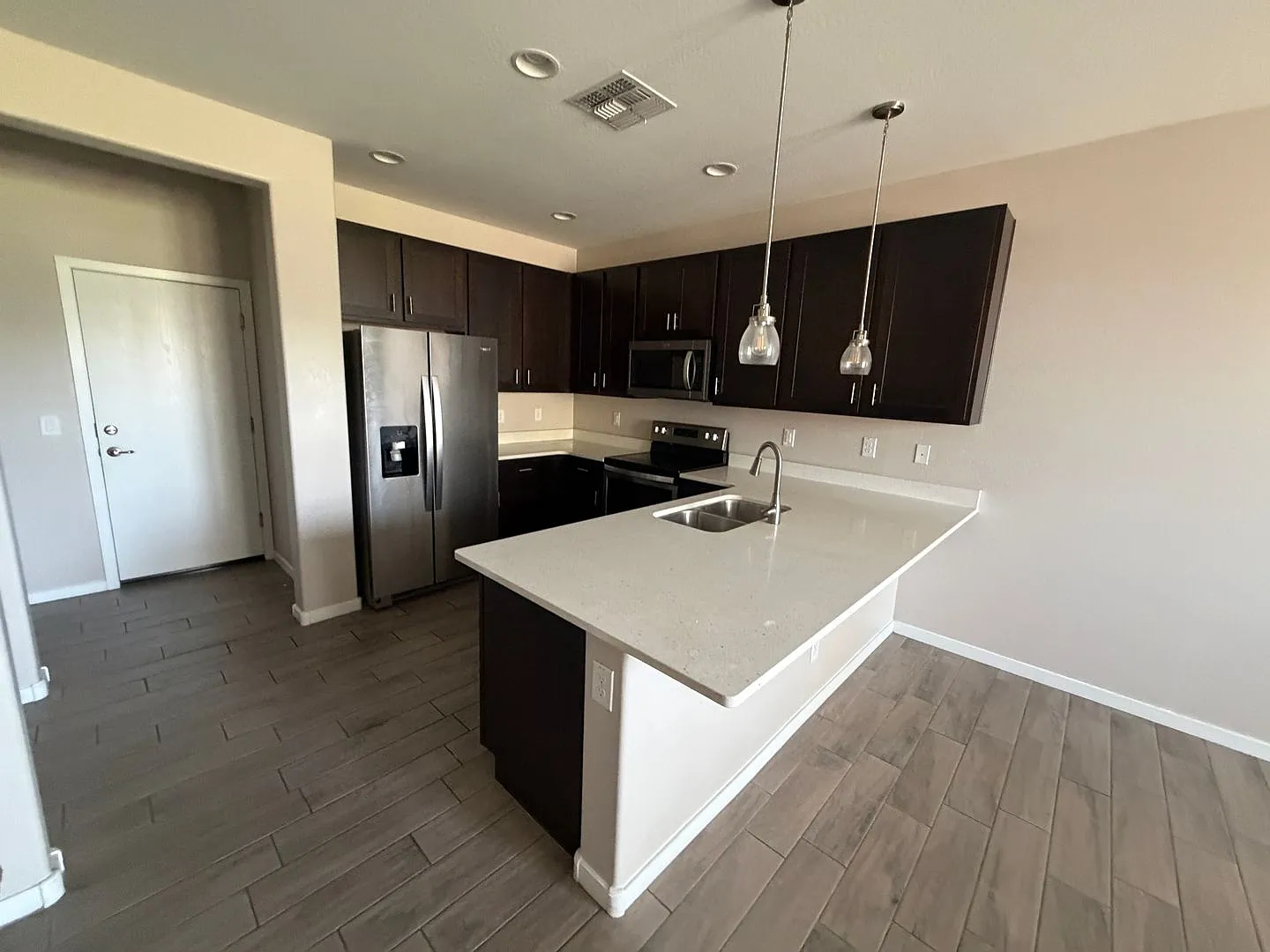 Unique opportunity! Rent a NEWER home in Tempe!! — Photo 2