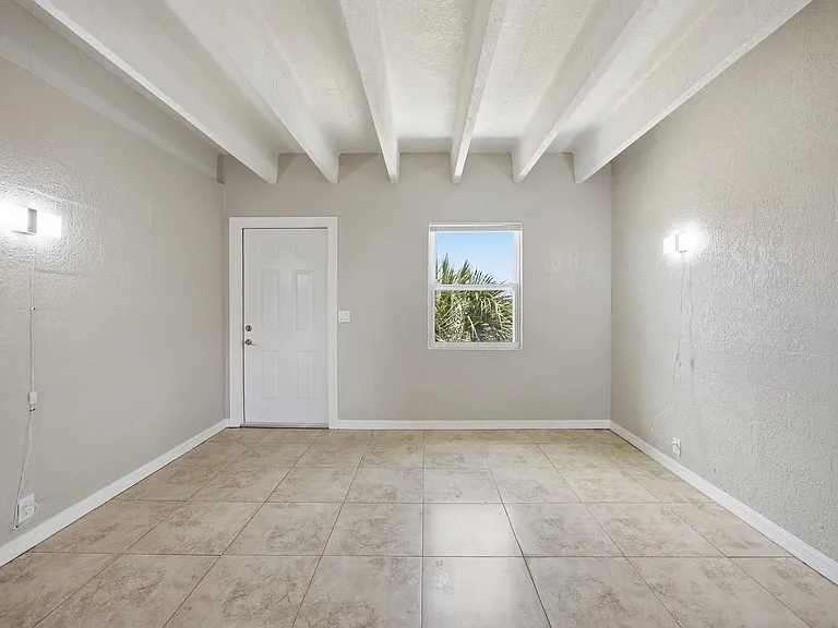 812 19th St #4 — Photo 3
