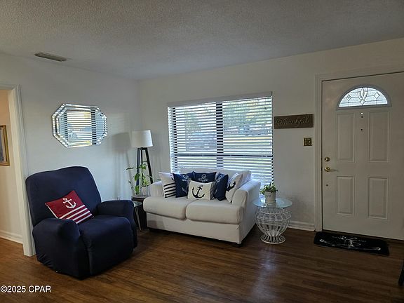5th image of 900 E 3rd St