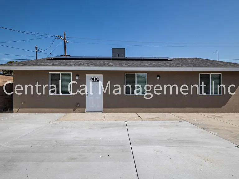1004 Padre St — Photo 2