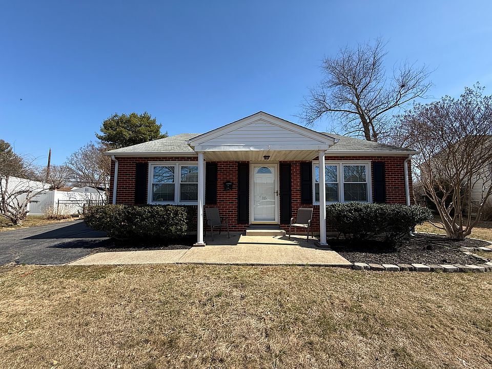 House
325 S Booth Dr, New Castle, DE 19720