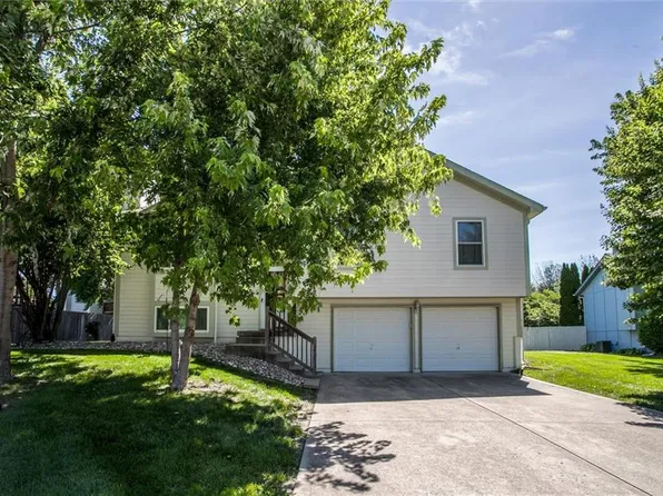 305 Pinetree Dr, Greenwood, MO 64034