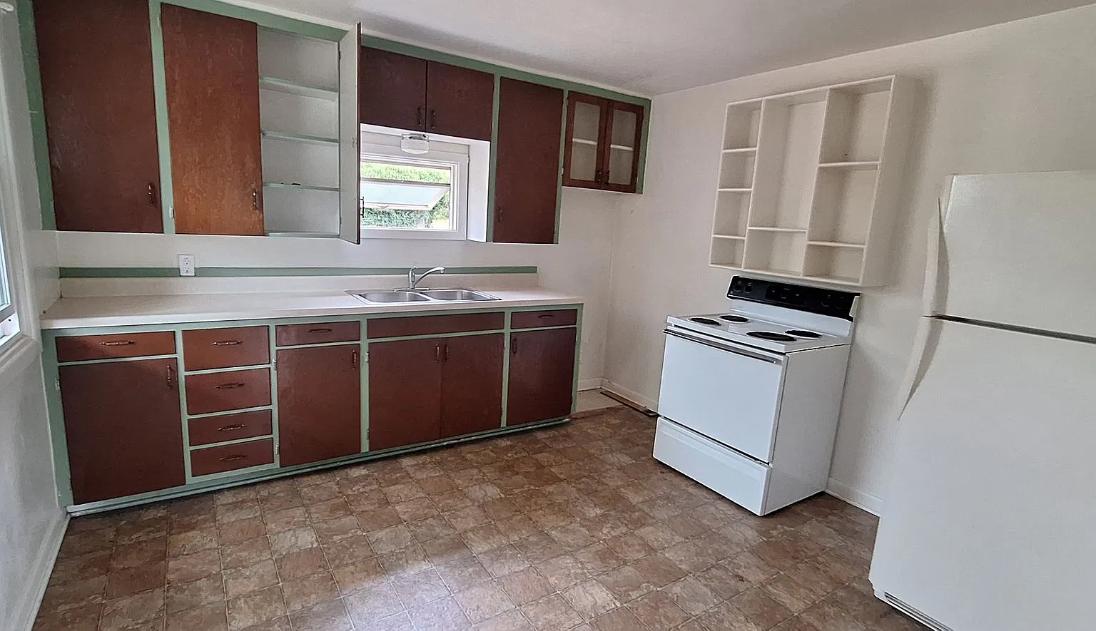 255 SE Bridgeway Ave. — Photo 2