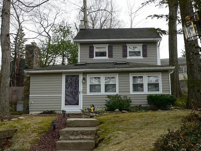 Adorable colonial w/2car