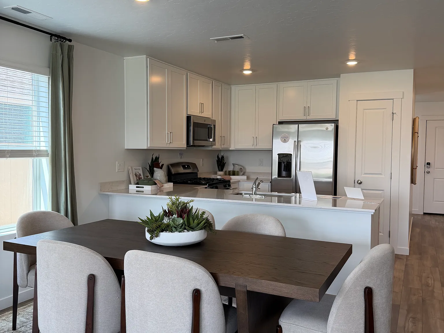 4 bed, 1874 sqft, $2,495 — Photo 4