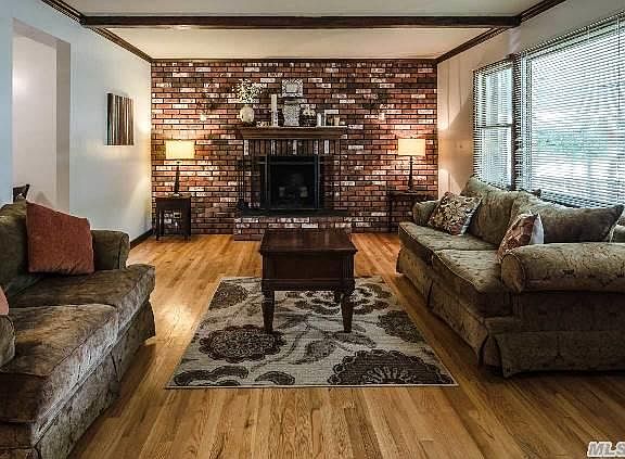 3rd image of 16 Redwood Dr