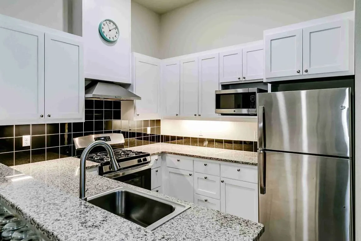 2 bed, 810 sqft, $1,525 — Photo 2