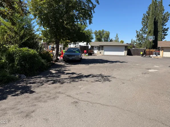 Grand Ave, Medford, OR 97504