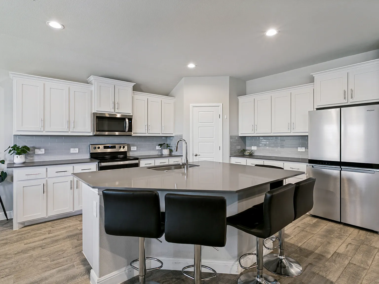 4 bed, 2132 sqft, $2,700 — Photo 3