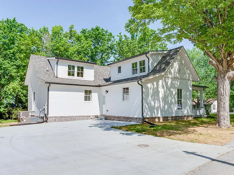 223 Walnut Ln — Photo 3