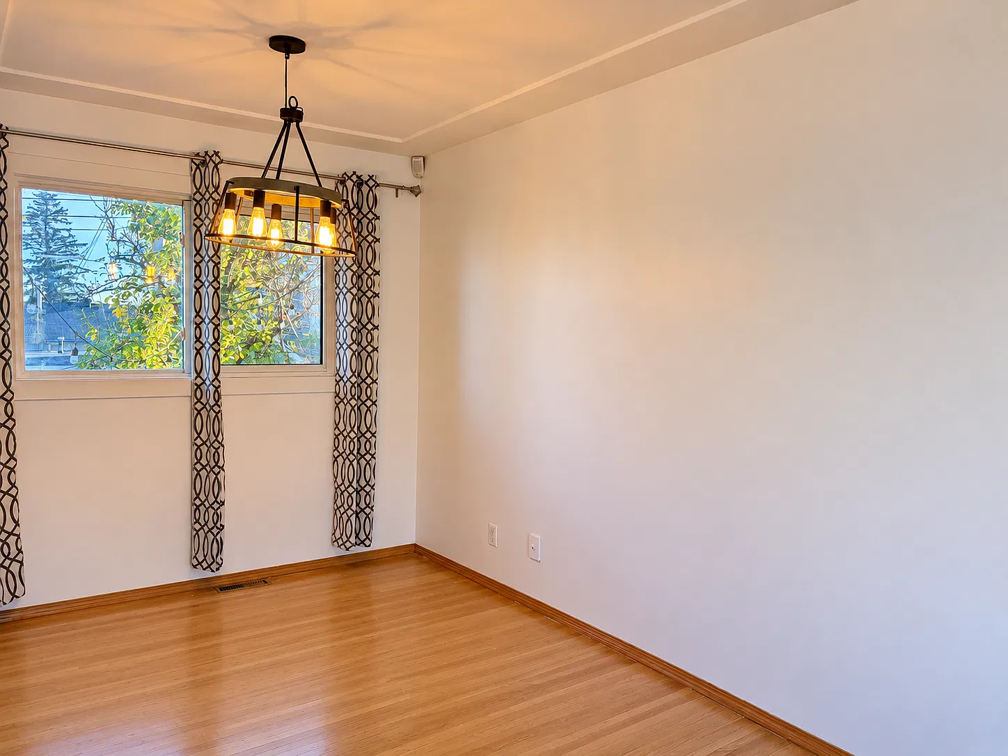 Charming 3 Bed Main Floor | 1 Bath | Newly Painted + Convenient SE Location with Garage! — Photo 4