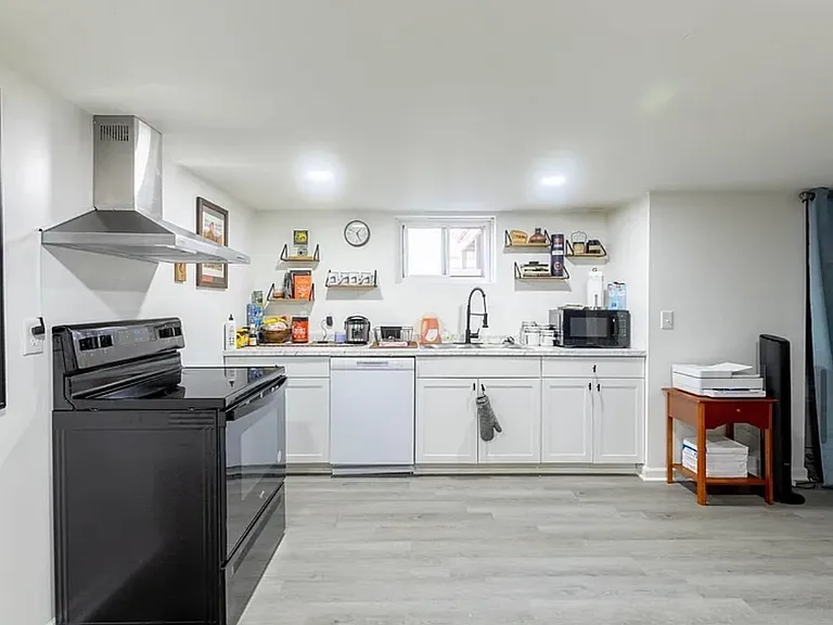 1128 Moseley Dr — Photo 7