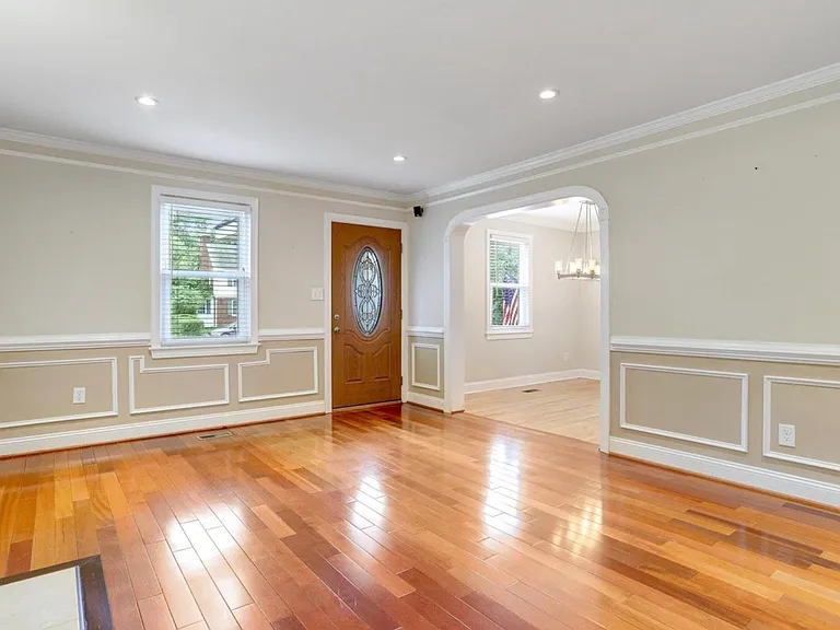 615 N George Mason Dr — Photo 2