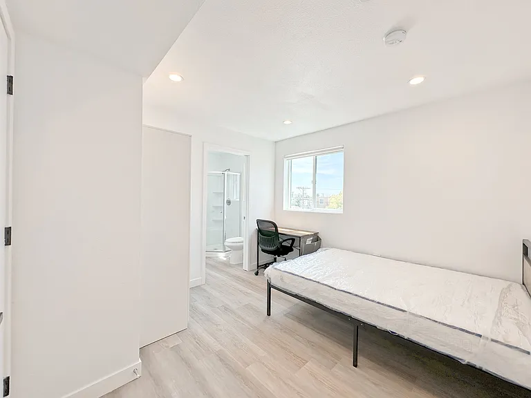 1363 1/2 W 35th St #9 — Photo 21