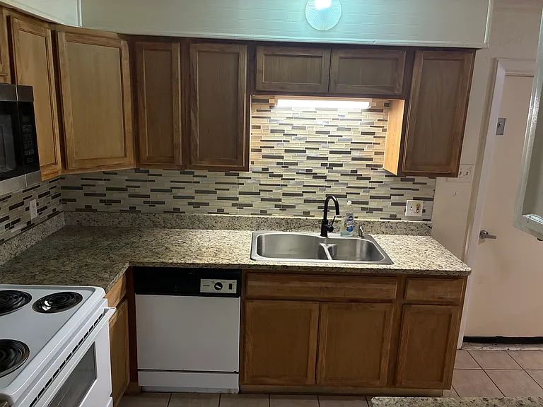 3510 Crestside Dr — Photo 9