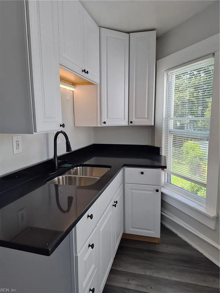 1324 Jackson AVE — Photo 3