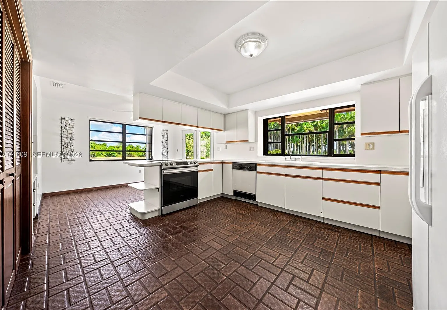 3 bed, 2.5 bath, 2841 sqft, $12,000 — Photo 3