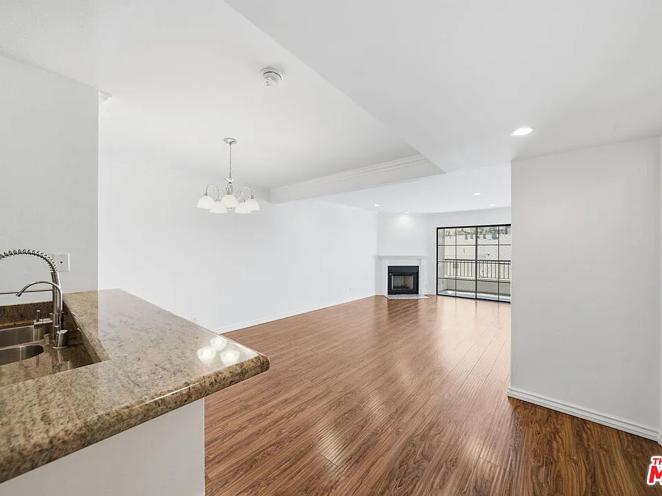 909 N Croft Ave #305